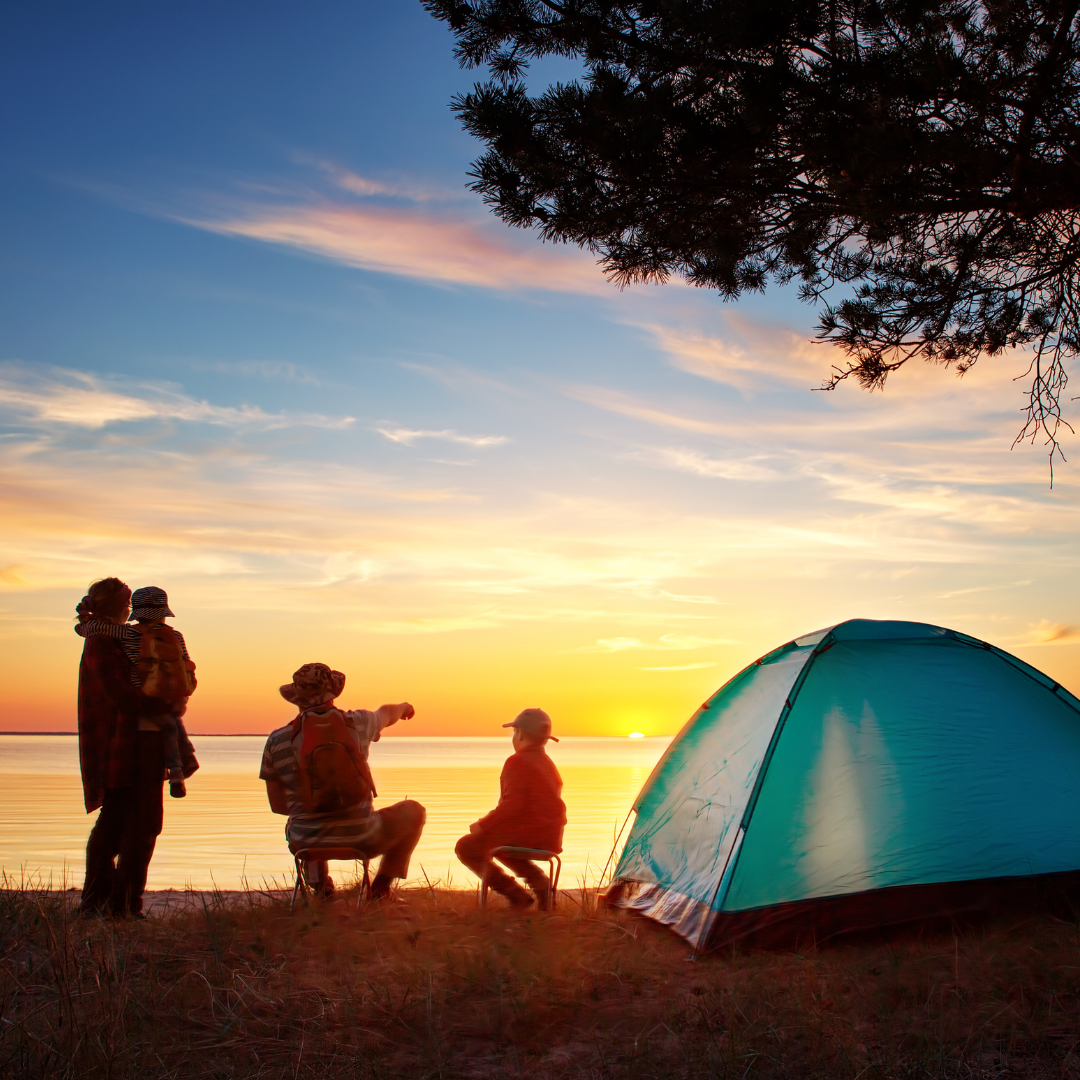 Camping with dad. Отдых на природе фото. Пикник с друзьями. Палатка для отдыха с детьми на природе. Отдых на природе с палатками фото.
